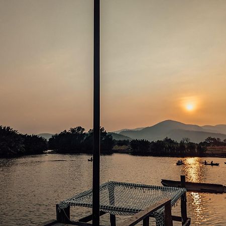 Funky Moon Kampot Hostel ภายนอก รูปภาพ