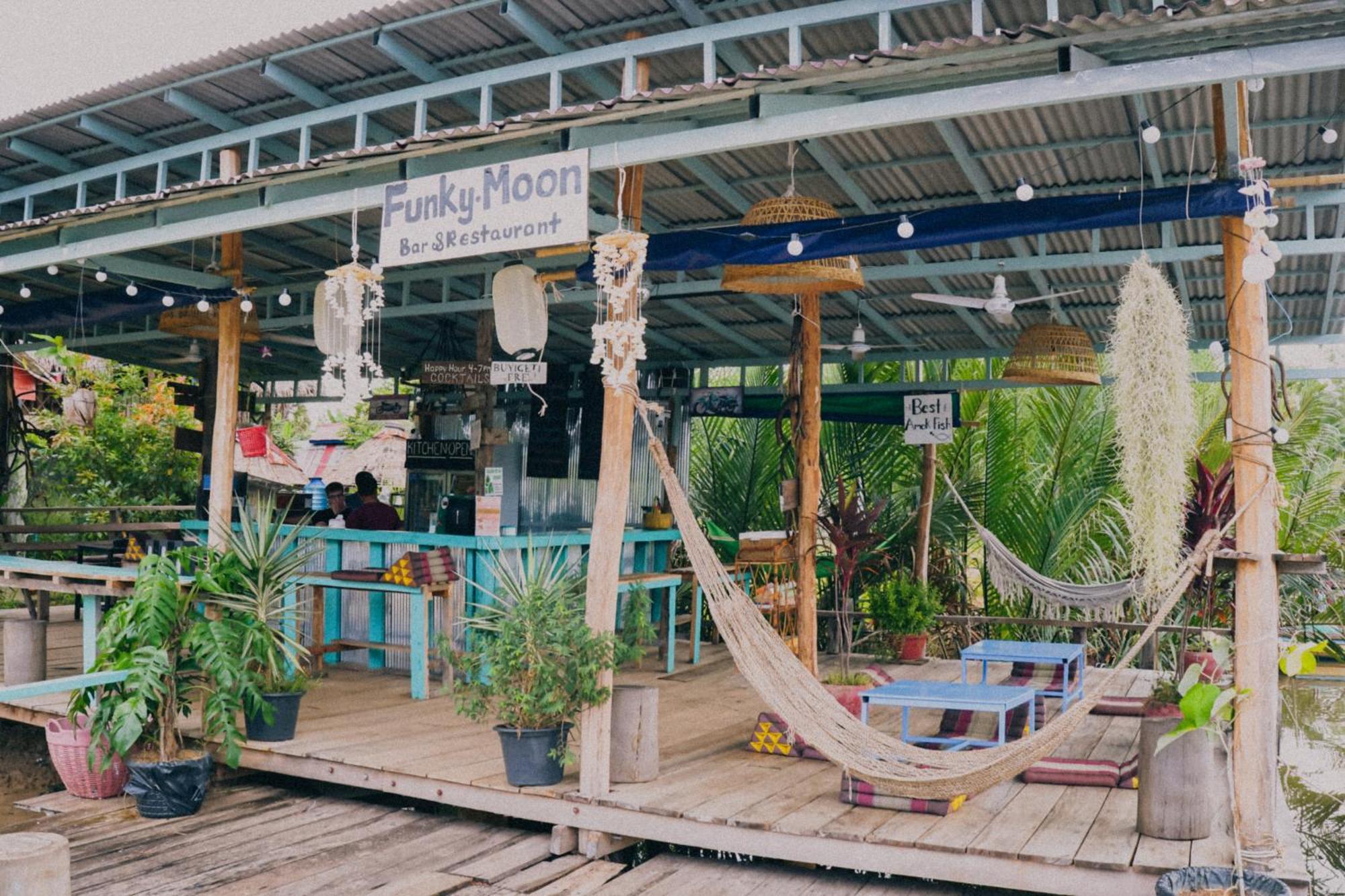 Funky Moon Kampot Hostel ภายนอก รูปภาพ