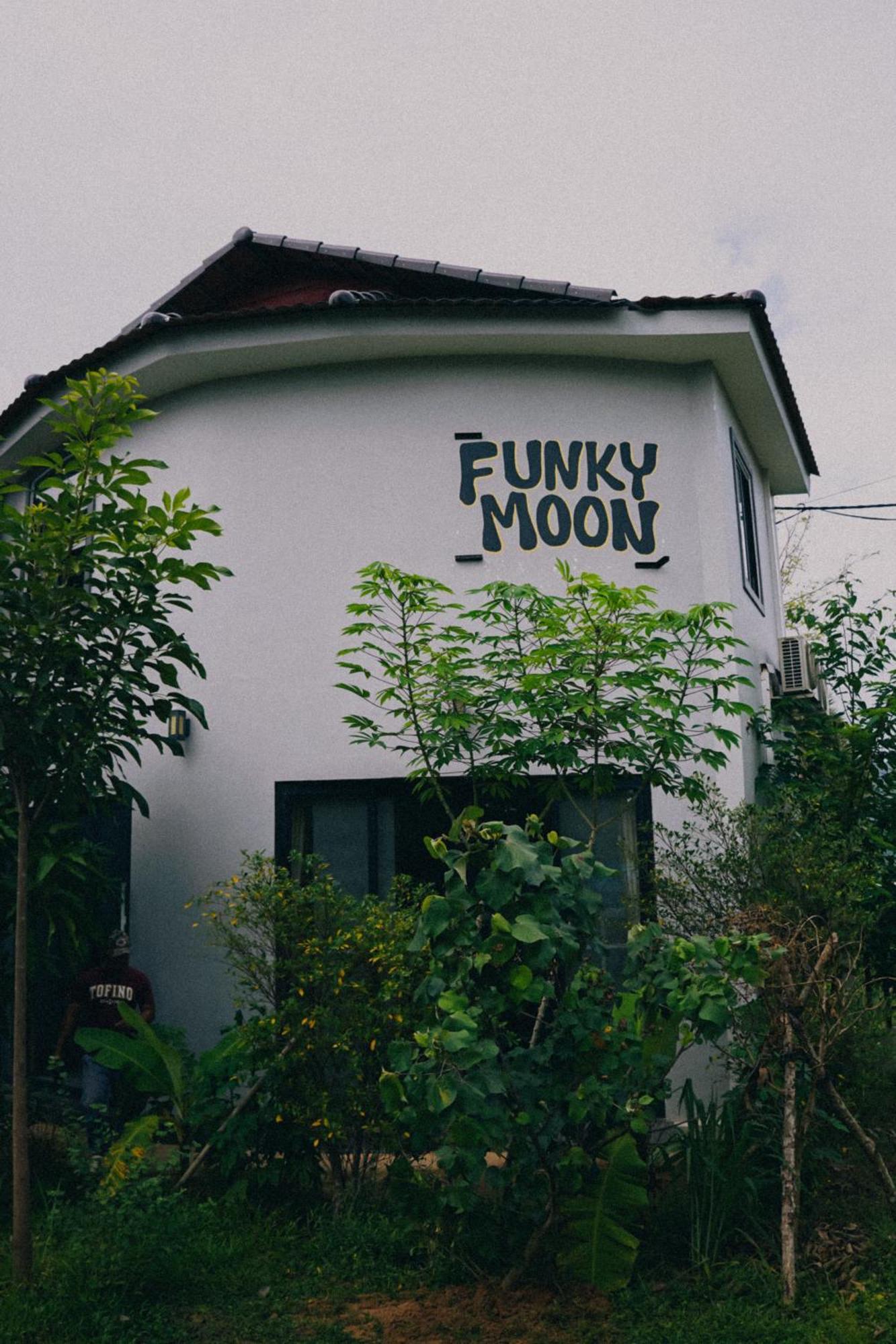 Funky Moon Kampot Hostel ภายนอก รูปภาพ