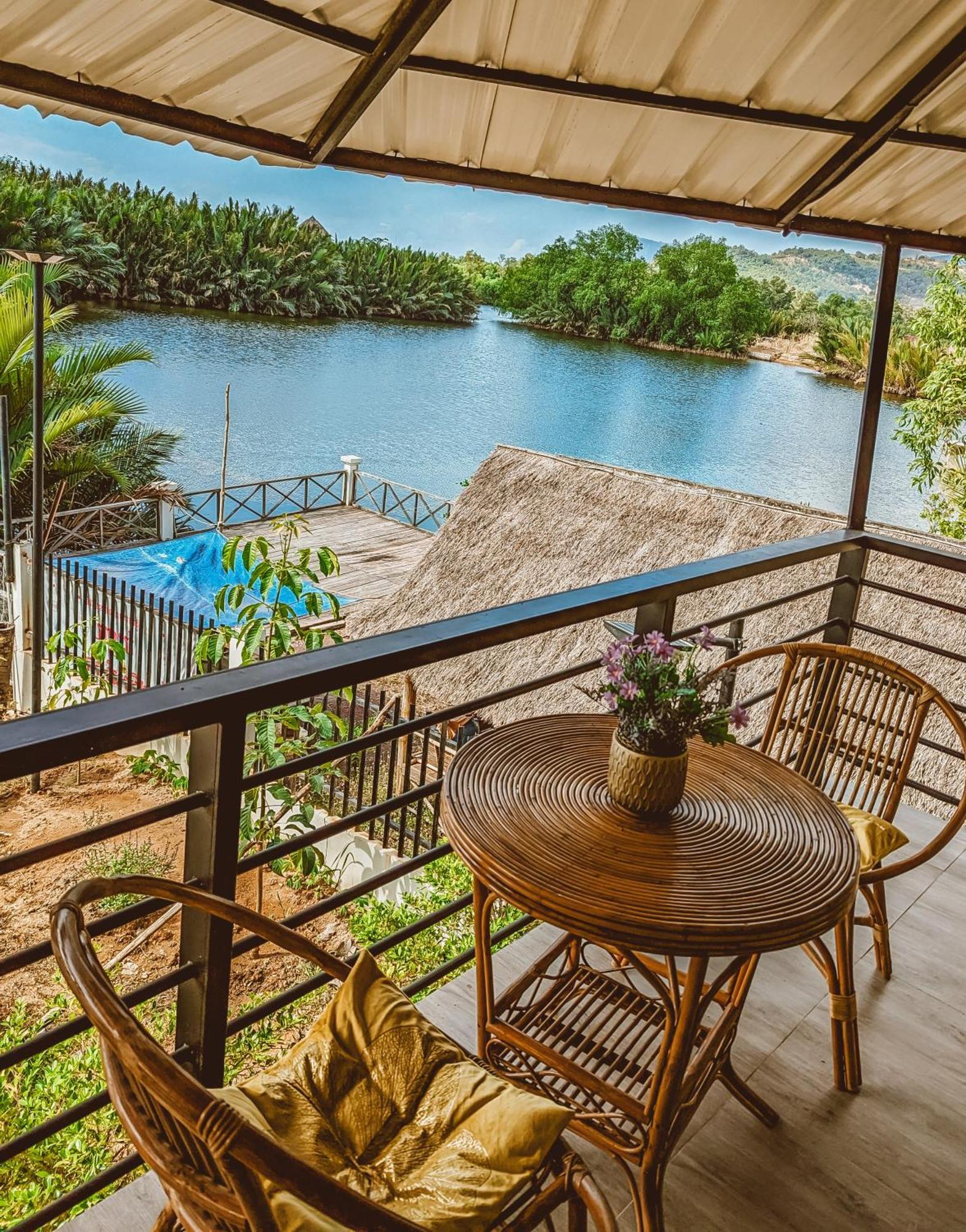Funky Moon Kampot Hostel ภายนอก รูปภาพ